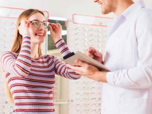Mistakes to Avoid Before Buying Glasses from Eyecare Professionals