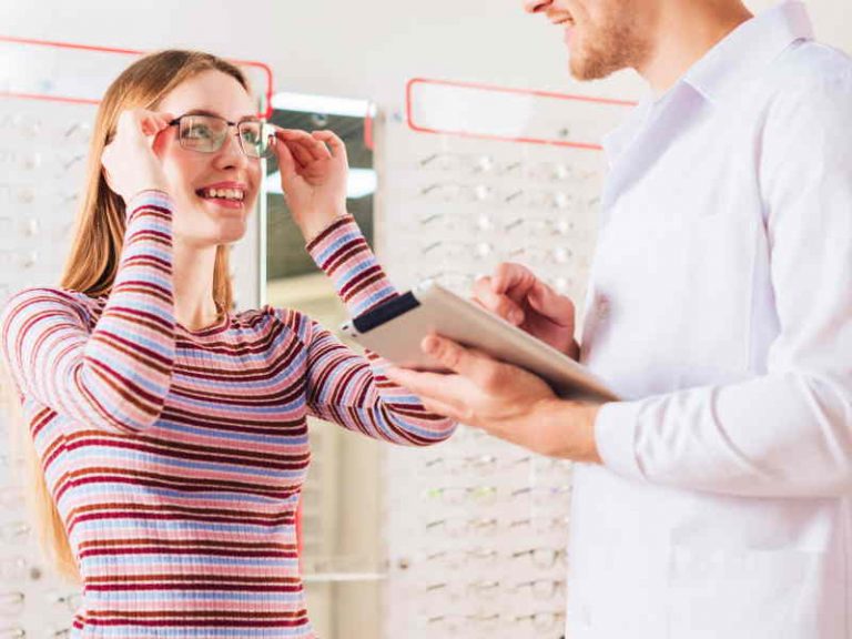 Mistakes to Avoid Before Buying Glasses from Eyecare Professionals